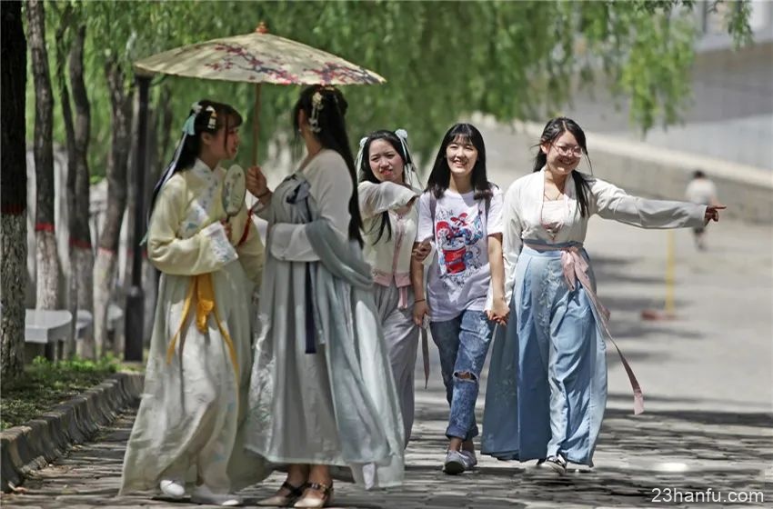 【夜听双语】汉服火起来了！“后浪们”为什么痴迷传统服饰？